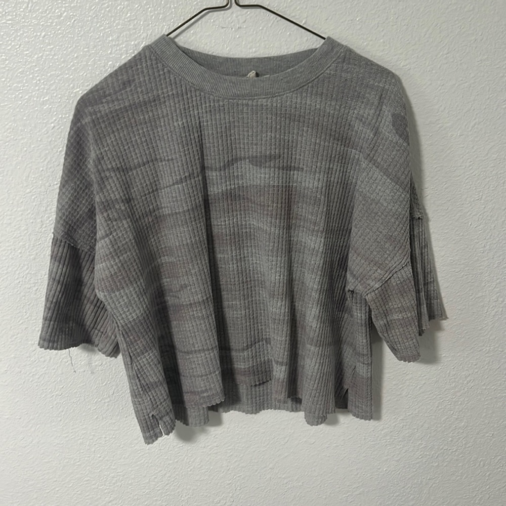 White Crow gray camo women’s small cropped tee.